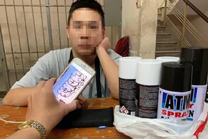 1 du khách đang vẽ bậy ở trung tâm TP.HCM thì bị bắt