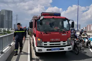 Để lại xe tay ga, người đàn ông nhảy cầu Sài Gòn