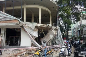 Công trình sập ở quận 11, đè trúng 2 người nguy kịch
