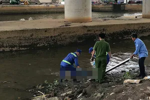 Thi thể thanh niên trẻ tuổi trôi trên sông Sài Gòn
