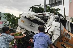 Xe tải húc văng ô tô lên dải phân cách đường Phạm Văn Đồng