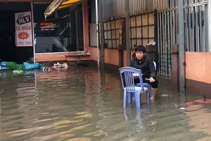 Dân phát khóc vì nước lớn mãi chưa rút, sinh hoạt bị đảo lộn 