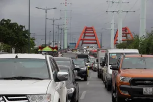 Giao thông kẹt cứng, hỗn loạn khu vực Bến xe Miền Đông