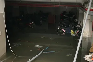 Bình Thạnh: Xe máy, ô tô ngập chìm trong hầm để xe 