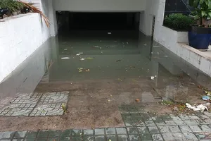 Hàng loạt hầm để xe ngập chìm, cảnh sát PCCC vất vả bơm nước