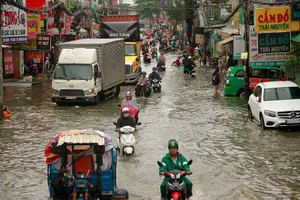 Nước chưa rút, nhiều người phải qua đêm ở ngoài đường ngập