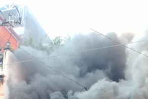 Cháy nhà ở đường Tôn Đản, lửa lan sang tiệm thuốc Tây