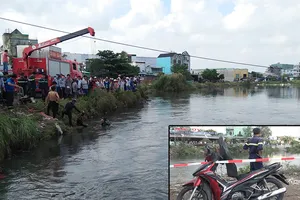 Tìm thấy xe máy của nam thanh niên bị nước cuốn ở Bình Tân