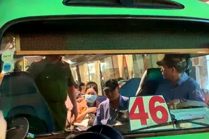 Phụ xe buýt xách 'hàng' rượt đuổi người dân sau va chạm