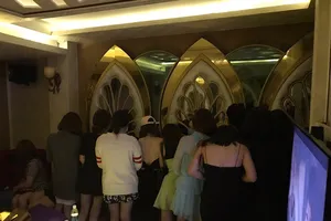 Hàng chục nữ tiếp viên bỏ chạy khi bất ngờ bị kiểm tra