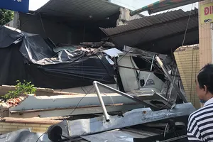 Xe tải hạng nặng nổ lốp, tông sập 2 nhà dân ở Củ Chi