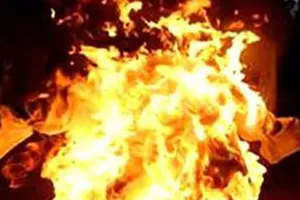 Lửa bùng phát khi chiết xăng dầu, 2 người bị bỏng nặng