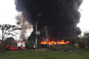 Cháy dữ dội 3 nhà xưởng ở Bình Chánh