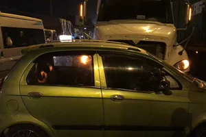 Container húc văng ô tô 4 chỗ, 3 người trong xe hoảng loạn