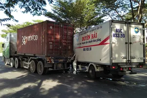 Xe tải tông đuôi container ở Bình Chánh, 2 người bị thương