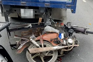 Xe máy tông vào đuôi ô tô ở cầu vượt An Sương