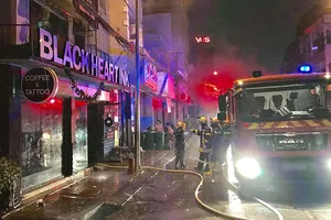 Cháy quán cà phê khu Đệ Nhất, khách nháo nhào chạy