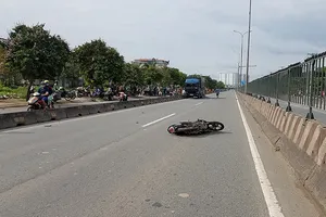 Tông thẳng vào xe tải đang dừng, 2 người thương vong