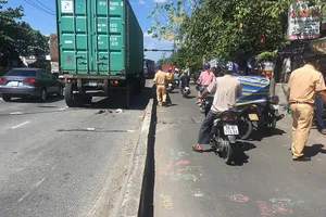 Thanh niên ngã xe, văng qua dải phân cách bị ô tô cán phải