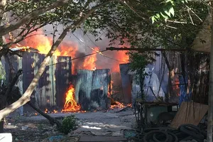 Hỏa hoạn thiêu rụi nhà dân và 7 phòng trọ ở Bình Chánh