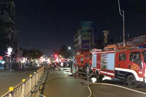 Cháy nhà gần chợ Nguyễn Văn Trỗi, cả khu phố náo loạn