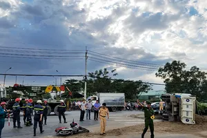 Xe ben tông 2 xe máy rồi lật ngang, 3 người thương vong