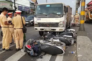 Ô tô tải húc văng nhiều xe máy tại 1 giao lộ ở Bình Tân