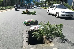 Hố ga bung nắp bẫy người đi đường ở cửa ngõ Tân Sơn Nhất