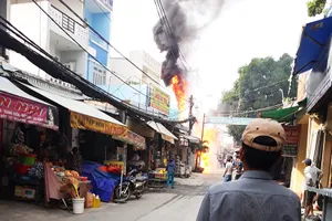 Bình điện phát nổ, bốc cháy ngùn ngụt ở Bình Tân