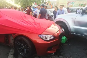 BMW trèo qua dải phân cách, húc nhiều xe ở quận 2