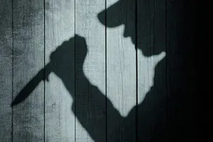 Người chồng chết với vết cắt ở cổ khi ở nhà với vợ