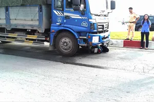 Ôm cua cùng xe tải, nam công nhân tử vong ở quận 9