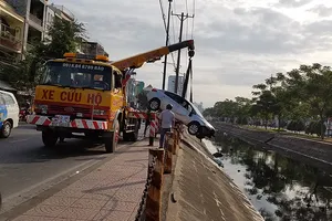 Ô tô lao xuống kênh, người đàn ông mắc kẹt bên trong