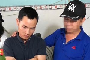 Bắt nam thợ điện sau vụ nổ micro karaoke ở Tân Phú