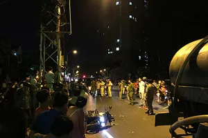 Va chạm với xe bồn tưới nước công viên, người phụ nữ tử vong