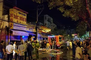 Tiệm vịt quay phát hỏa, nhiều người thoát ra từ mái nhà 