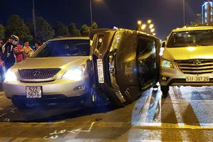 Ô tô bị lật, kẹp giữa 2 ô tô trên đại lộ Mai Chí Thọ TP.HCM