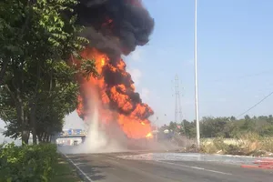 Tài xế bất lực nhìn xe bồn chở xăng bốc cháy dữ dội