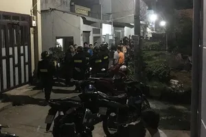 Cảnh sát khống chế kẻ vô cớ chém hàng xóm rồi cố thủ