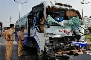 Xe khách tông đuôi container, nhiều người la hét