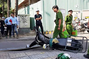 Ván công trình rơi trúng đầu một thanh niên chạy xe máy