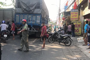 Người đàn ông bị xe tải cán ở giao lộ Tô Ký – Nguyễn Ảnh Thủ