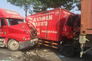 Xe tải biến dạng, kẹt cứng giữa 2 container trên Xa lộ Hà Nội