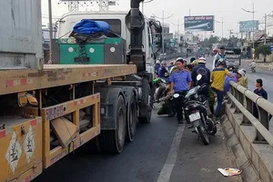 Người đàn ông chở bé trai 10 tuổi bị container cán tử vong