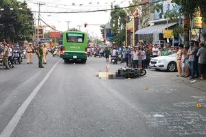 Thắng gấp ngã ra đường, người đàn ông bị xe buýt cán chết