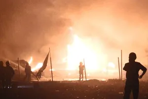 Cháy dữ dội xưởng vải ở Bình Tân 