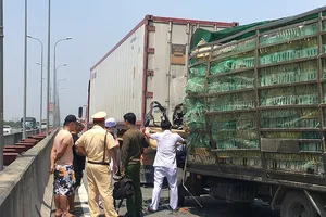 Xe tải tông đuôi container trên cao tốc, 2 người tử vong