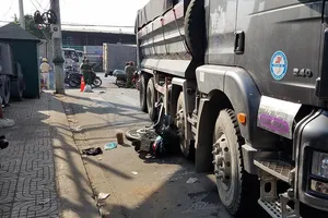 Người đàn ông bị xe ben kéo lê 5 m, tử vong tại chỗ