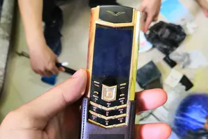 Cặp vợ chồng lẻn vào chùa ở TP. HCM trộm Vertu 42 ngàn USD