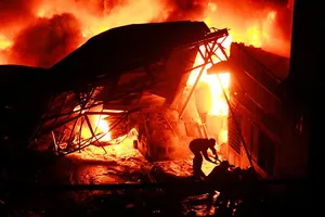 Cảnh sát thông tin vụ cháy 3 tiếng ở kho dầu chai ven TP.HCM